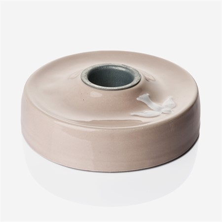 Rosa dopljusstake i keramik med en vit duva